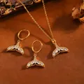 Elegantes maritimes Set aus Delphinschwanz-Halskette und Ohrringen mit Kristallen - Fünf Weiße Strass-Fischschwänze / Halsketten- und Ohrring-Set / Gold