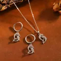 Nahaufnahme eines funkelnden Delphin-Schmucksets aus silbernem Edelstahl (Halskette) - Doppelter Delfin / Halsketten- und Ohrring-Set / Silber
