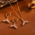 Detailansicht von Meerjungfrauenschwanz-Schmuckset mit rosa Steinen in Goldfinish. - Fünf Rosa Strass-Fischschwänze / Halsketten- und Ohrring-Set / Gold