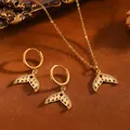 Detailansicht eines vergoldeten Meerjungfrau-Schwanz-Schmucksets mit Muschel-Inlay - Gelber Katzenaugen-Fischschwanz / Halsketten- und Ohrring-Set / Gold