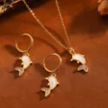 Detailansicht des Delfin-Schmucksets mit Muscheleinlage und funkelnden Kristallen. - Delfin mit Weißem Strass / Halsketten- und Ohrring-Set / Gold