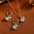 Detailansicht des silbernen Muschel-Perlen-Schmucksets auf braunem Hintergrund - Perlenmuschel / Halsketten- und Ohrring-Set / Silber