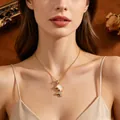 Elegante goldene Delphin-Halskette mit Perlmutteinlage und Kristallen an einem Model - Delfin mit Weißem Strass / Nur Halskette / Gold