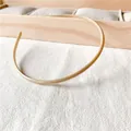 Diadema fina minimalista en color oro champán con dientes antideslizantes - Blanco