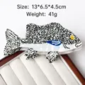 Haarklammer in Fischform aus Acetat mit schwarz-weißen Punkten und blauen Flossen - Schwarz-Weißer Fisch