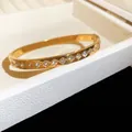 Gros plan sur un bracelet doré en acier inoxydable avec motif losange en zircon - Style 9 Pavé Losange / Or
