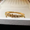 Gros plan détaillé d'un bracelet élégant en acier inoxydable doré orné de zircons. - Style 3 Maillon Géométrique / Or