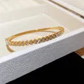 Bracelet jonc en acier inoxydable doré avec cœurs et zircons étincelants - Style 1 Maillon Cœur / Or