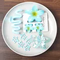 Haarspangen-Set in Blau mit Frangipani- und Sternformen in einer weißen Schale - Blue Series Hair Accessory Set / Blau