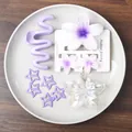 Lila Haarschmuck Set mit Wellen Haarklammer, Stern Clips und Blumen Pins auf Tablett - Purple Series Hair Accessory Set / Lila