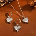 Élégant ensemble de bijoux pendentif coeur argenté avec strass brillants sur fond brun - Ensemble Collier Et Boucles d'Oreilles Triple Cœur (T071) / Argent