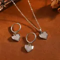 Vue détaillée du collier pendentif cœur et des boucles d'oreilles créoles avec cristaux - Ensemble Collier Et Boucles d'Oreilles Cœur 3D (T071) / Argent
