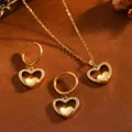 Détail de l'ensemble collier et boucles d'oreilles cœur en acier doré avec strass - Ensemble Collier Et Boucles d'Oreilles Cœur Double (T071) / Or