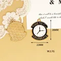 Dettaglio di un ciondolo a orologio in lega con testo Time to Celebrate e misure - Orologio