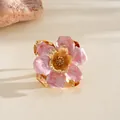 Bague fleur plissée en émail rose avec finition dorée style vacances - Bague / Rose