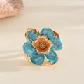 Bague imposante élégante avec une grande fleur en émail bleu et un centre doré texturé - Bague / Bleu