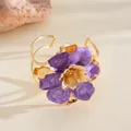 Bague imposante avec une grande fleur en émail violet et une finition en métal doré - Bracelet manchette / Violet