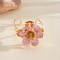 Bague manchette élégante avec fleur en émail rose et finition dorée pour vacances. - Bracelet manchette / Rose