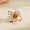 Bague élégante pour femme avec fleur plissée en émail blanc et métal doré brillant - Bague / Blanc