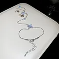 Dettaglio di un elegante bracciale con anello e fiori in zircone su catena argento - Argento con Punto