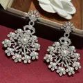 Detailweergave van luxe Franse vintage oorbellen met witte parels en zirkonia steentjes. - Stijl 13 (HE32568)