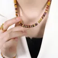 Kleurrijke natuurstenen kralenketting met gouden metalen spacers op een model - Ketting (P1461)