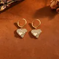 Élégantes créoles en forme de cœur doré avec strass brillants et centre en émail blanc - Boucles d'Oreilles Triple Cœur (T071) / Or