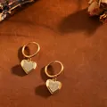Eleganti orecchini a cerchio con pendente a cuore dorato e cristalli pavé luccicanti - Orecchini a Cuore 3D (T071) / Oro