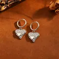 Élégantes boucles d'oreilles pendantes en forme de cœur argenté, style vintage chic - Boucles d'Oreilles Triple Cœur (T071) / Argent