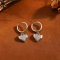 Eleganti orecchini a cerchio a forma di cuore argentati con pavé di cristalli scintillanti - Orecchini a Cuore 3D (T071) / Argento