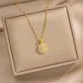Detaillierte Makroaufnahme einer Goldkette mit funkelndem runden Zirkonia-Anhänger - Runder Anhänger (4912) / Gold Weiß