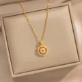 Detailaufnahme einer vergoldeten Halskette mit einem kreisförmigen Zirkonia-Anhänger. - Runder Anhänger (4912) / Gold Rot