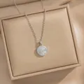Makroansicht einer funkelnden runden Zirkonia-Halskette auf einer Schmuckschatulle - Runder Anhänger (4912) / Silber