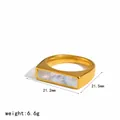 Detalle de anillo de acero dorado con incrustación de concha rectangular, 6,6 g - Talla 6 / Estilo Madreperla (TR4565)