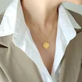 Collier élégant pour femme avec pendentif rose dorée en relief sur un mannequin - 40+5cm / Or