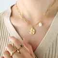 Goldschmuck-Set aus Titanstahl mit Münzanhänger, Perlenhalskette und Edelsteinringen - 39+5cm(P1398) / Gold