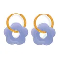 Orecchini a cerchio dorati con ciondoli a fiore in resina lilla e finitura lucida - Orecchini / Viola Chiaro