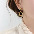 Pendientes de onda dorada irregulares con esmalte negro y detalles de circón - Dorado