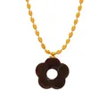Collana a catena dorata in titanio con un ciondolo a fiore in resina marrone scuro - Collana / Marrone Scuro