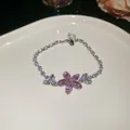 Gedetailleerd overzicht van een sprankelende roze zirkoon bloemarmband met witte marquise stenen - 40# Zilverkleurige roze zirkonia bloemenarmband