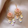Detailweergave van gouden kwastoorbellen met iriserende waterdruppelkristallen - Kralenbloem Kwastje Oorhaak Stijl (21#) / Set van 1 paar / Goud