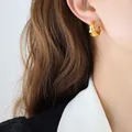 Elegante gouden bamboe oorringen voor dames van minimalistisch gepolijst titanium staal - Goud