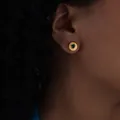 Élégante puce d'oreille ronde plaquée or 18 carats avec cœur vert sur modèle - Or Vert Pierre de Verre Cœur