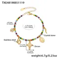 Detailansicht eines Kristallperlenarmbands mit goldenen Edelstahlanhängern und Größenangabe - Mehrfarbig (TXE481 Armband)