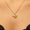 Primo piano di collana a stella dorata con faccina sorridente e dettaglio in zircone - Stile Stella (02 KC Oro 4533) / Oro (Stile Stella)