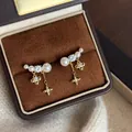 Eleganti orecchini a cerchio placcati oro 18 carati con perle bianche e ciondoli a fiore - Ago in Argento - Oro (Placcato Oro Vero)