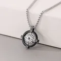 Colgante de brújula de estrella náutica vintage en acero de titanio con acabado negro y plata. - Estilo Brújula Strass Negro y Plata (KN287521-AQ)