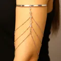 Close-up detail van een zilveren gelaagde kwastjesarmketting met fonkelende kristallen - Zilver