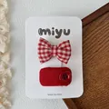 Set met rode geruite strik haarclip en knoopspeld voor meisjes op een displaykaart - Strik Drukclip