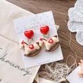 Λεπτομέρεια από παιδικά σκουλαρίκια κλιπ με κόκκινη καρδιά και κουνιστό αλογάκι - Κλιπ Αυτιών Κουνιστό Αλογάκι
